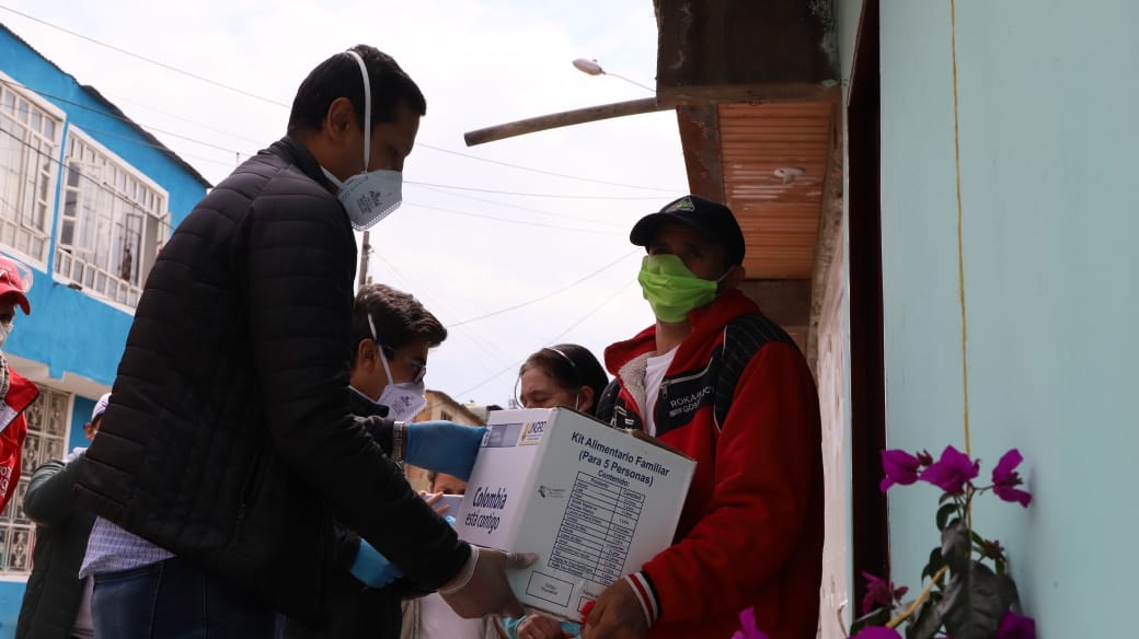 Jefe de Comunicaciones de la Secretaría de Ambiente entrega mercados en el barrio Potosí.
