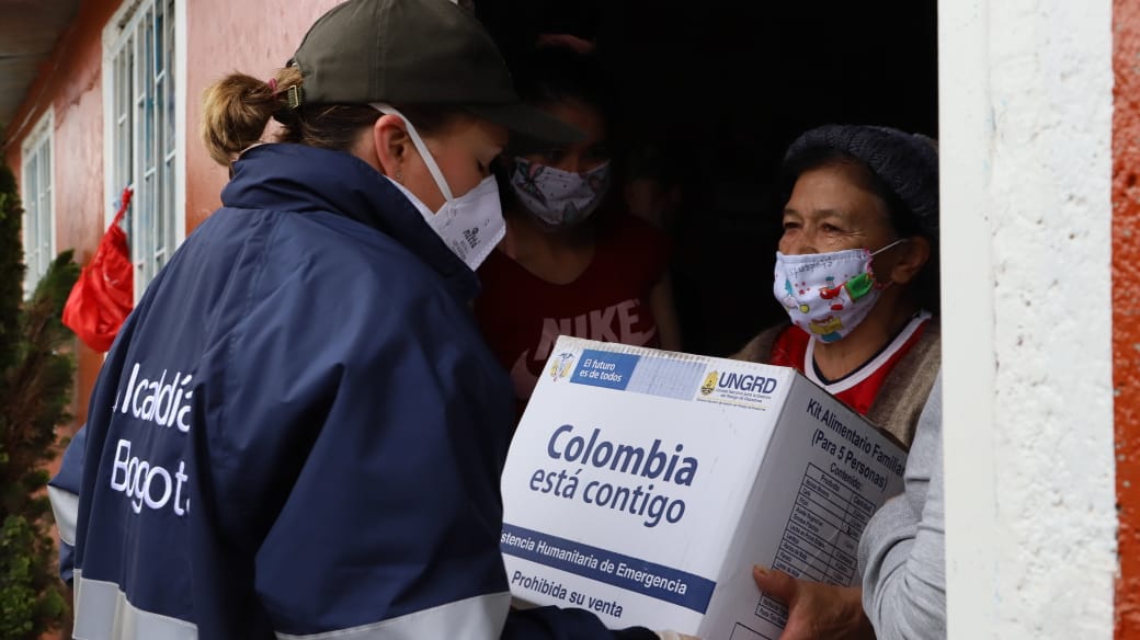 Secretaria de Ambiente Carolina Urrutia entrega mercados a familias de Bogotá.