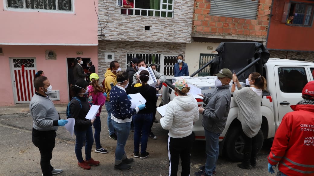 Servidores de la entidad entregan mercados a las familias de la localidad de Ciudad Bolívar.