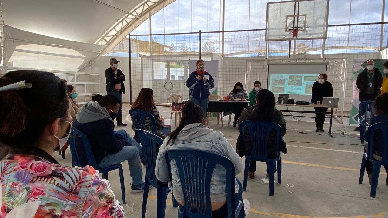 Secretaría de Ambiente en diálogos con líderes del barrio Mochuelo Alto en la localidad de Ciudad Bolívar.