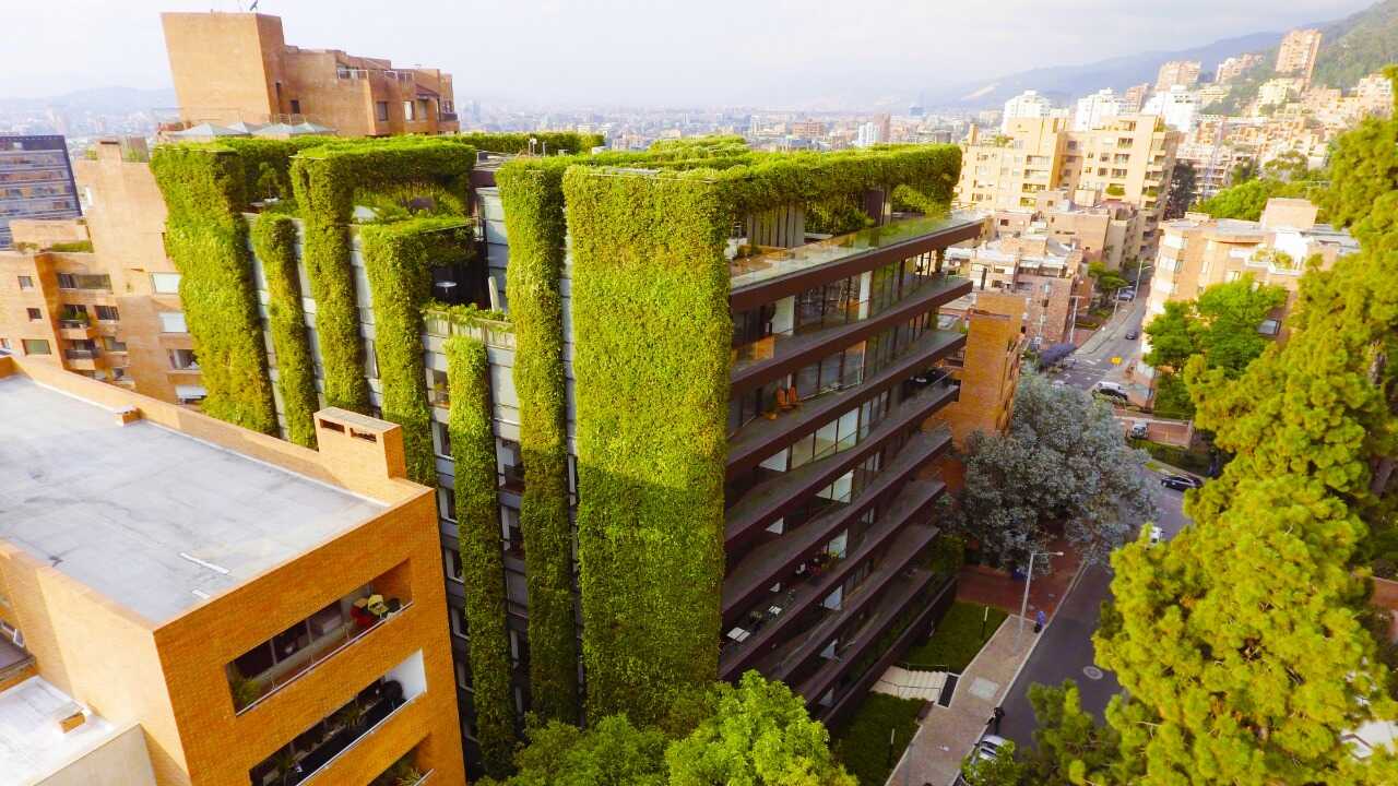 Este es uno de los edificios más emblemáticos de Bogotá en relación con la implementación de jardines y techos verticales. 