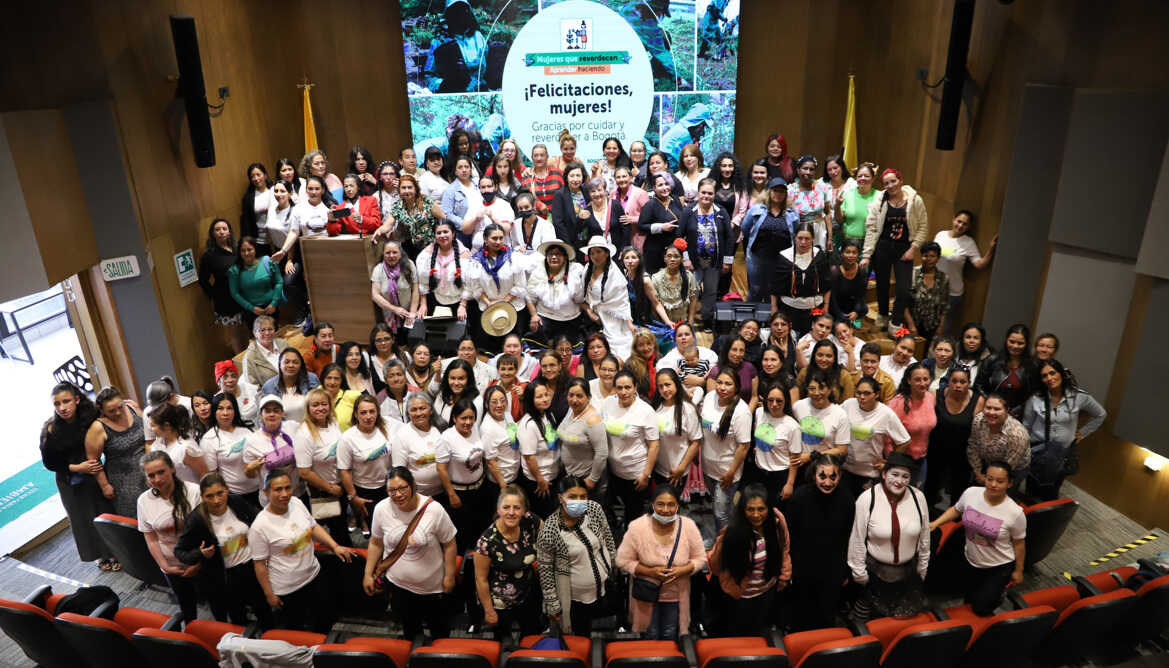 La Administración de la alcaldesa Claudia López entregó el reconocimiento a las mujeres por su compromiso de reverdecer y cuidar a Bogotá