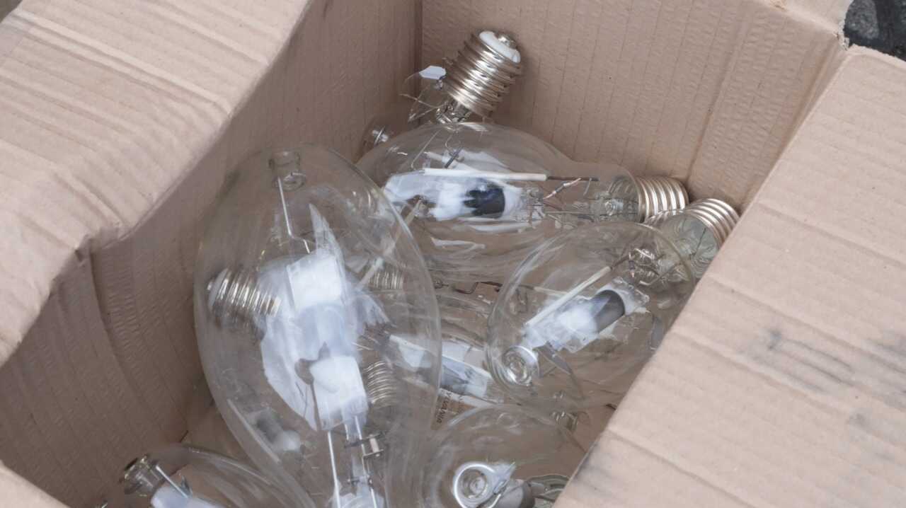 Los bombillos necesitan un manejo especial debido a que contienen mercurio, elemento que puede contaminar las fuentes hídricas. Foto: Comunicaciones, Secretaría de Ambiente Una caja con bombillos.
