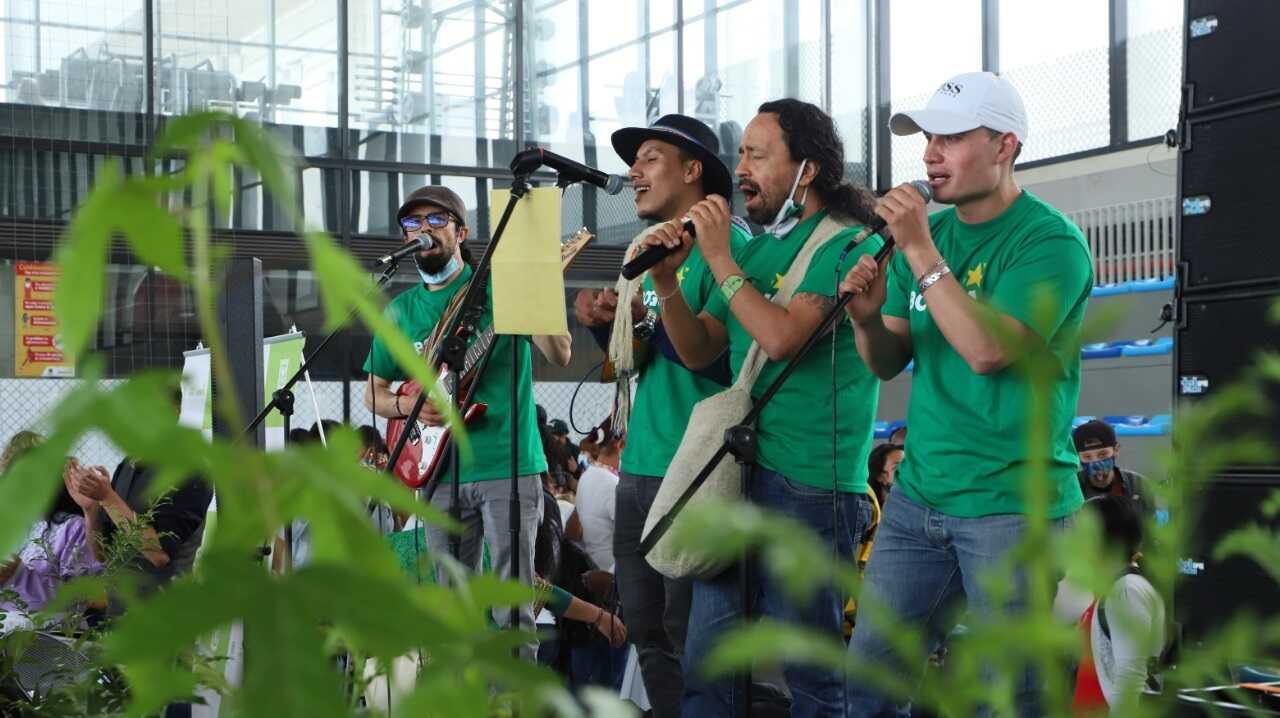Grupo AUAMBARI canta en evento ambiental