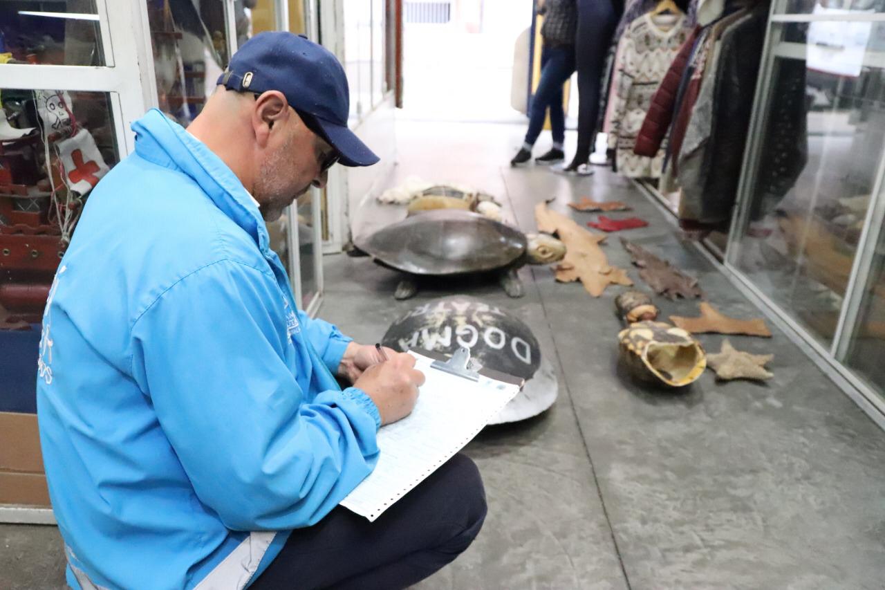 Funcionario de la Secretaría Distrital de Ambiente realizando acta