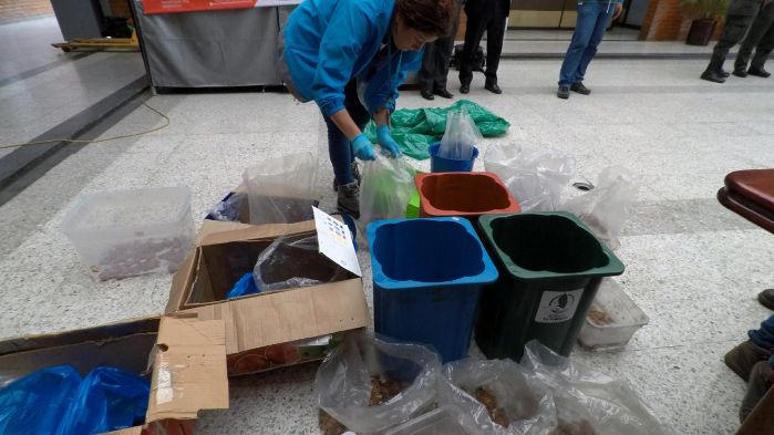 Funcionario del Secretaría de Ambiente revisando cajas