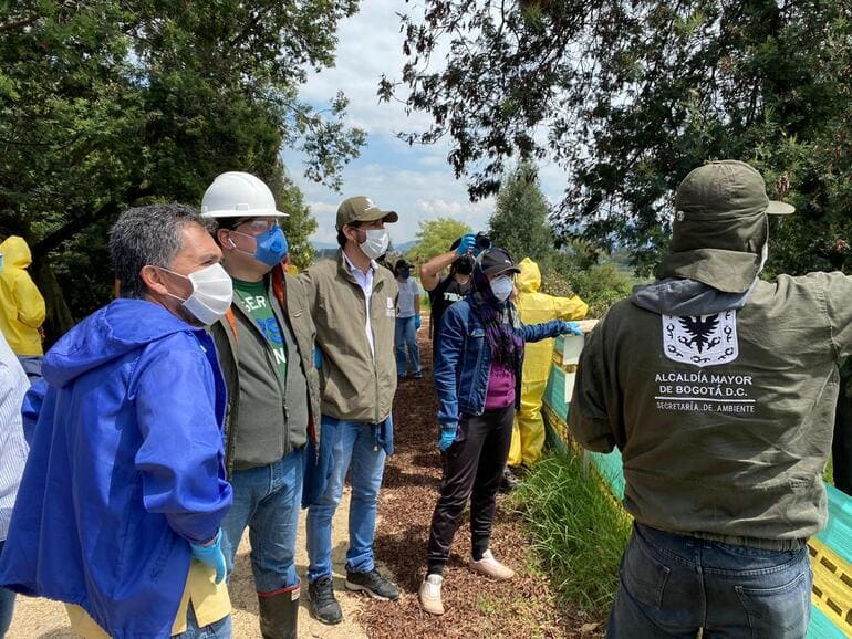 personas en operativo sellamiento humedal tibabuyes