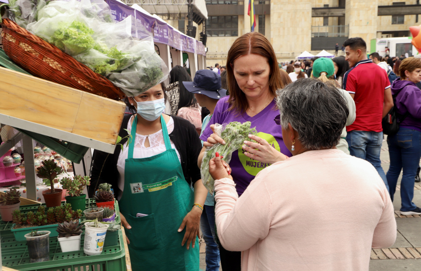 en la foto la secretaría de ambiente Carolina Urrutia y dos ciudadanas 
