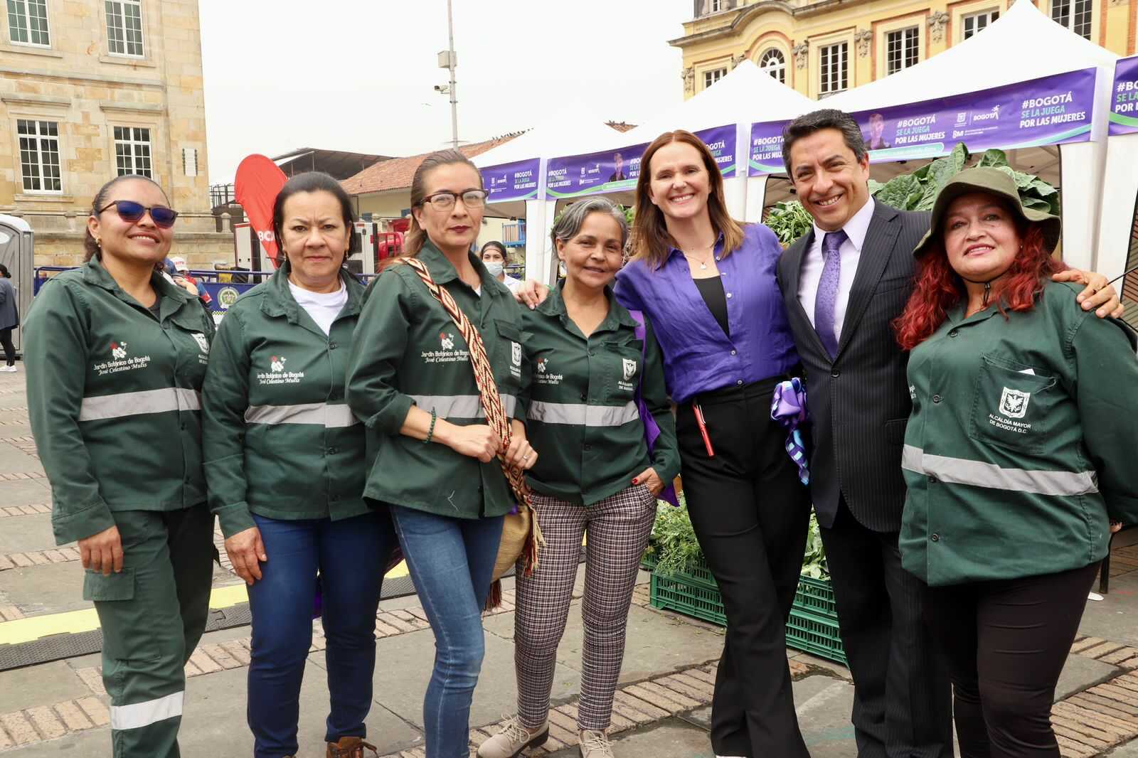 la secretaria de ambiente Carolina Urrutia con cinco mujeres que hacen parte del programa mujeres que reverdecen
