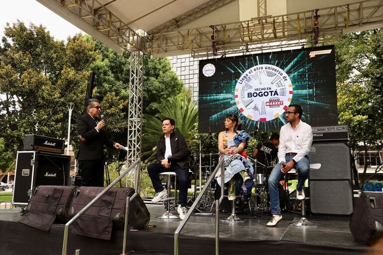 Directivos y representante de emprendimientos en feria Hecho en Bogotá