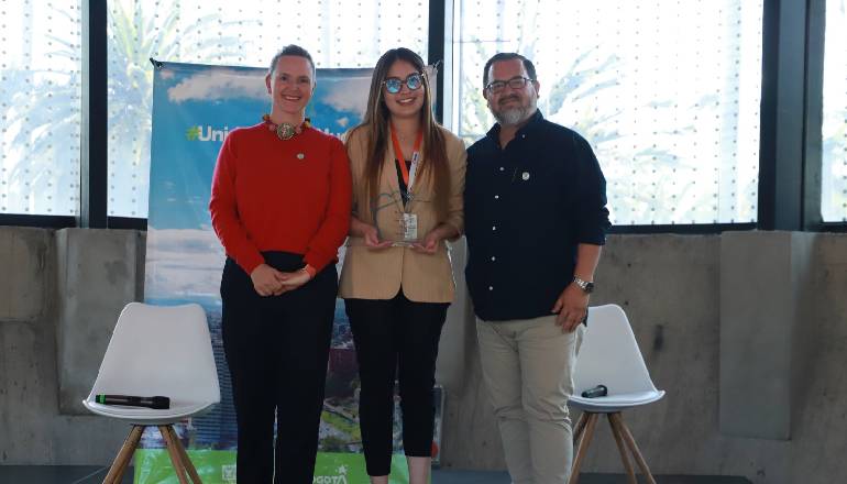 secretaria de ambiente carolina urrutia en la entrega del premio unidos por un nuevo aire