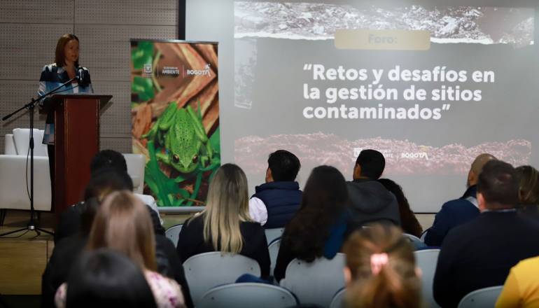 secretaria de ambiente Carolina Urrutia en Foro Retos y desafíos en la gestión de sitios contaminados