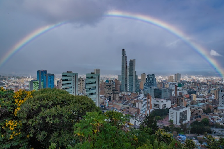 Panorámica de Bogotá con arco iris de fondo