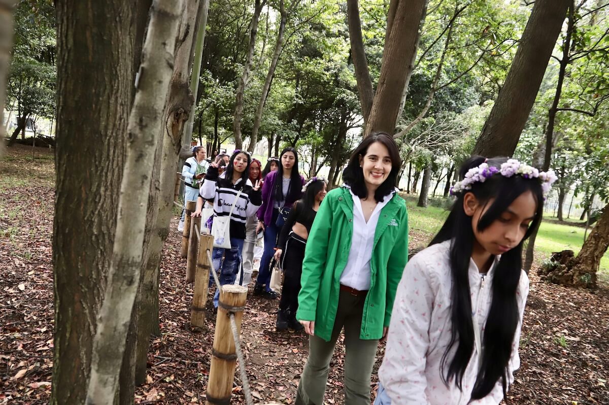 Recorrido de la Secretaria de Ambiente, Adriana Soto, junto a 80 niñas de distintas localidades en el bosque urbano de Puente Aranda, el ecoparque Ciudad Montes. 