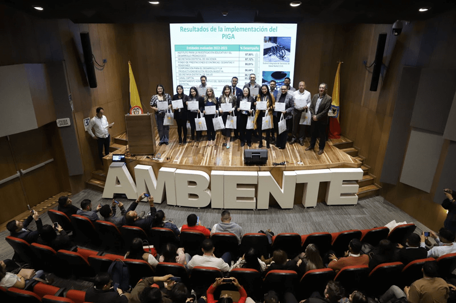 Grupo de personas en auditorio